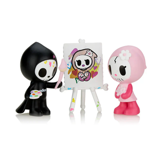 Forever My Muse figure design of Adios holding a paint palette and paintbrush, while Ciao Ciao poses with flowers, in front of an easil that holds the painting of Ciao Ciao that Adios is working on.